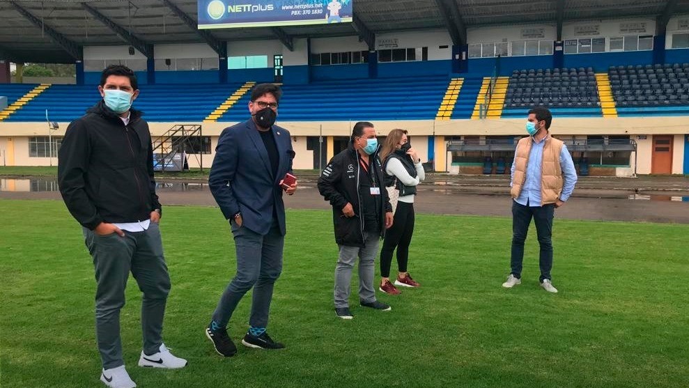 Se realiza una visita al gramado para verificar el estado en que se encuentra.