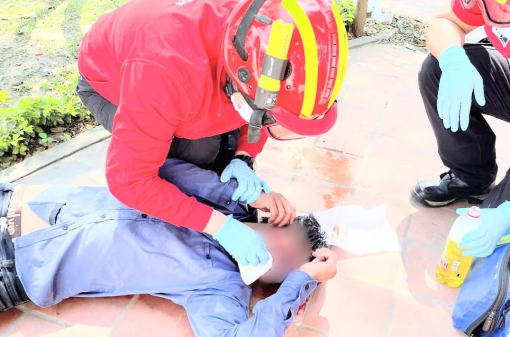 Ciudadano que sufre epilepsia fue socorrido por bomberos.