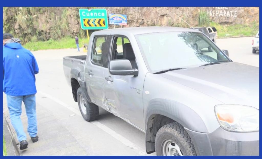 Sobre la calzada quedaron varados la camioneta y la motocicleta.