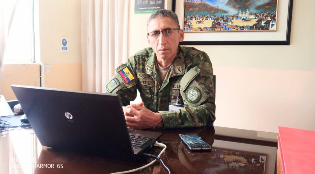 Luis Paute Lalangui, jefe del Centro de Movilización de Loja, invita a los jóvenes a inscribirse.