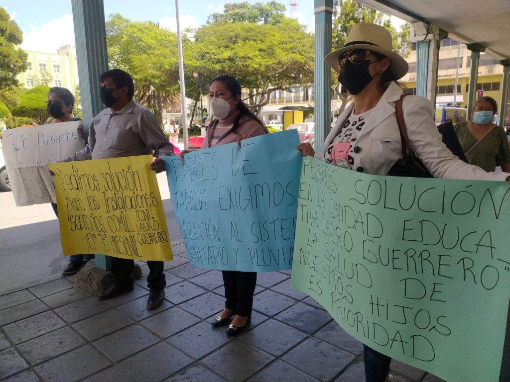 Un grupo de padres de familia realizó un plantón pacífico en los exteriores de la Gobernación de la provincia.