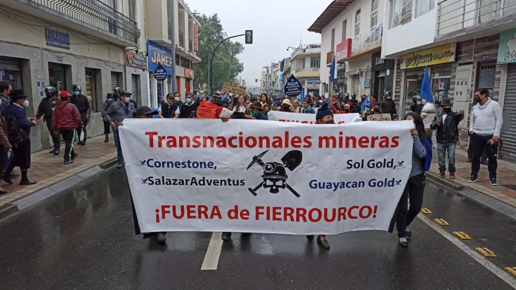 Durante la marcha se mostraron pancartas con mensajes alusivos a la defensa del agua de Fierro Urco, y en contra de empresas mineras.