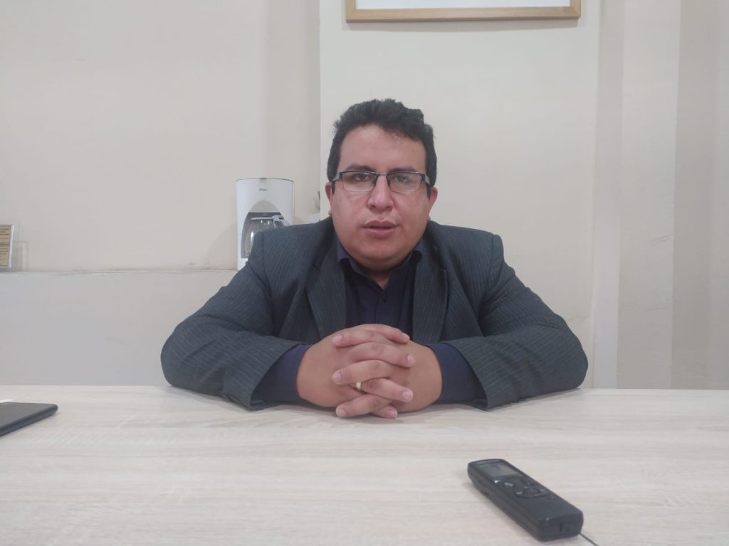 Cristian Alverca Ordóñez patrocina a los dos bomberos.