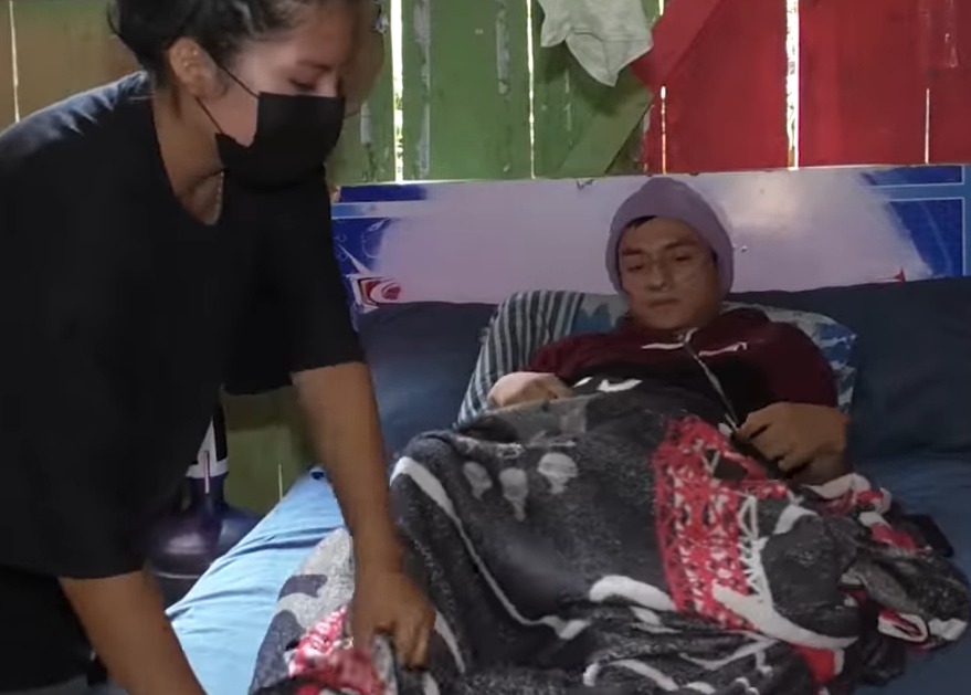 Byran recibe los cuidados de su esposa en estos duros momentos. (Foto: captura de pantalla)