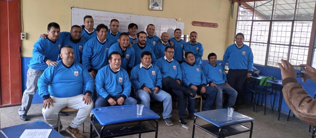 Los excompañeros de aula vistieron la clásica chompa de su escuela.