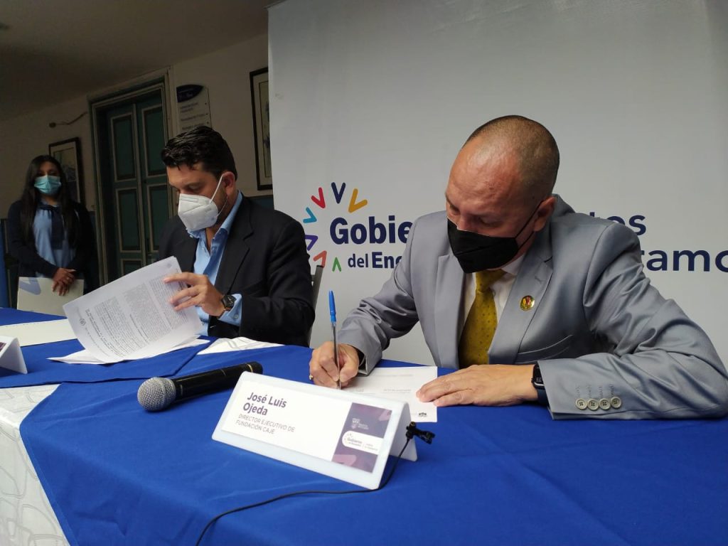 El gobernador y el director ejecutivo de la Fundación CAE durante la firma del convenio que tiene una vigencia de tres años.