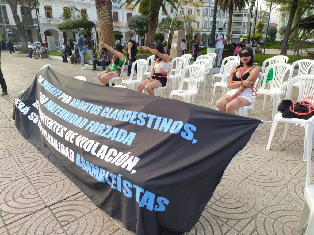 Con una representación de mujeres violentadas, los colectivos feministas lojanos mostraron su rechazo a la recién aprobada normativa legal.