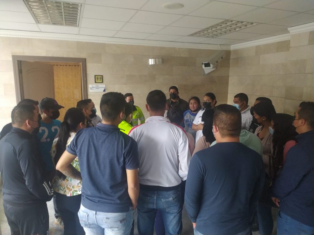 Los agentes civiles de tránsito conversan con su abogada defensora, luego de la suspensión de la audiencia de este lunes 21 de febrero de 2022.