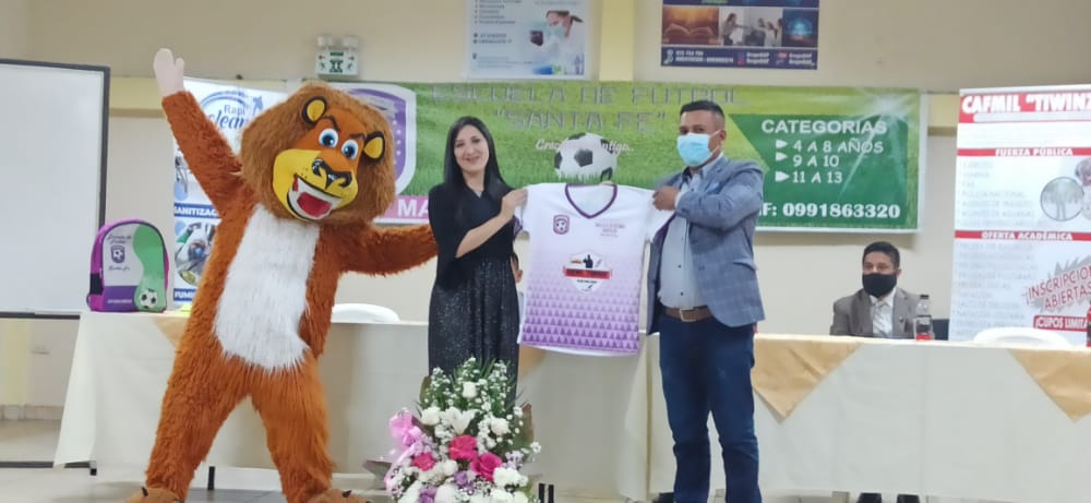 Durante el evento se presentó el uniforme y la mascota de la escuela.
