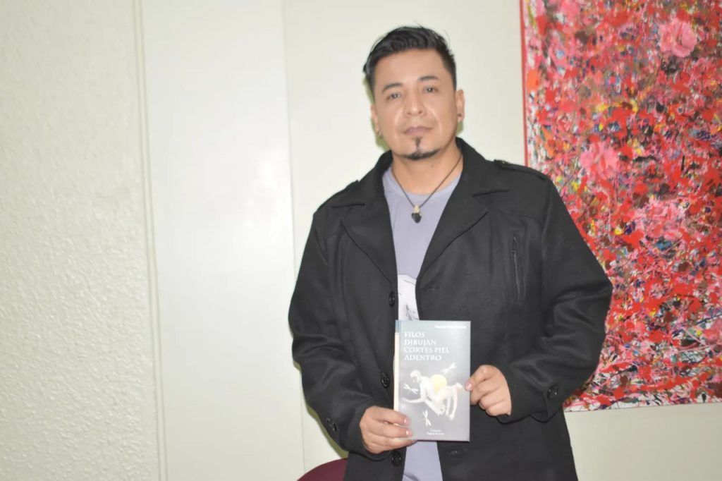 Patricio Vega Arrobo muestra un ejemplar de su libro ‘Filos dibujan cortes piel adentro’.