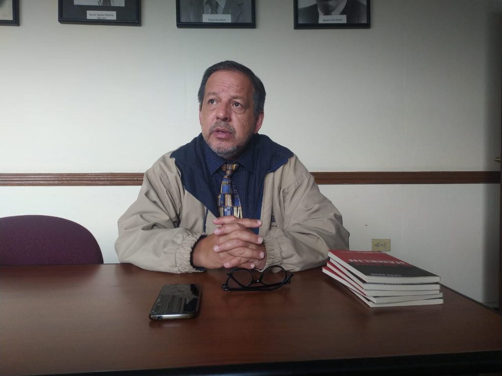 Hans Behr Martínez tiene más de 15 obras a su haber, entre cuentos y novelas, en distintos géneros que van desde el policial hasta la ciencia ficción, pasado por la literatura infantil y juvenil.