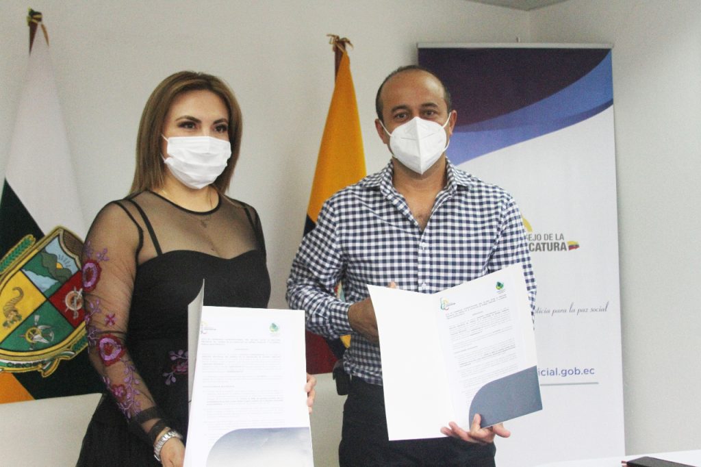 Las autoridades luego de la firma del documento.