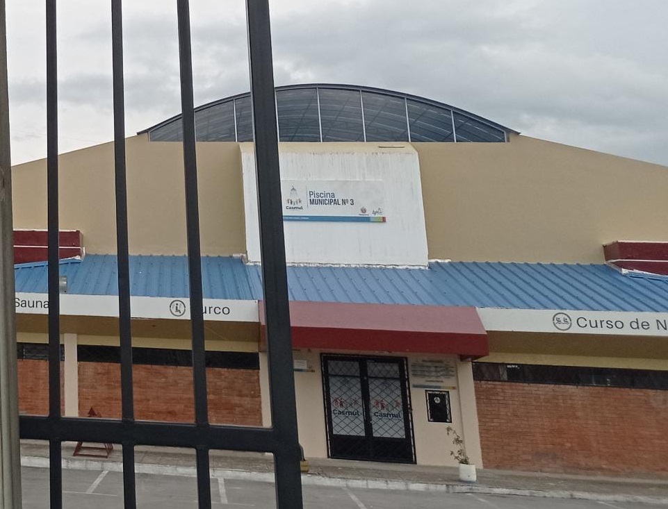 Esta piscina es una de las preferidas por personas de distintas edades.