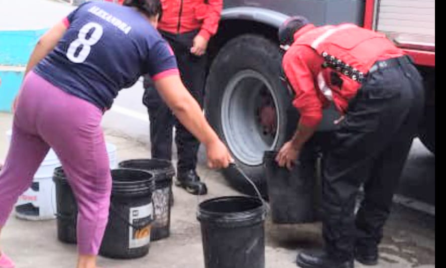 En dos barrios los casacas rojas entregaron agua.
