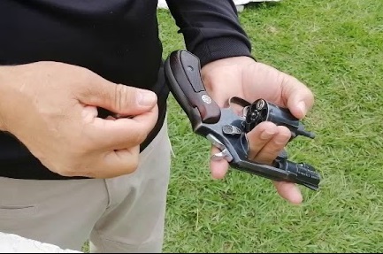 Con un revólver de fabricación artesanal se habría cometido el supuesto femicidio. (fotografía referencial)