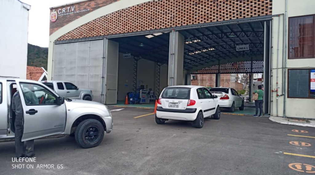 Los dueños de los vehículos del dígito 5 acudieron para adelantar la matriculación.