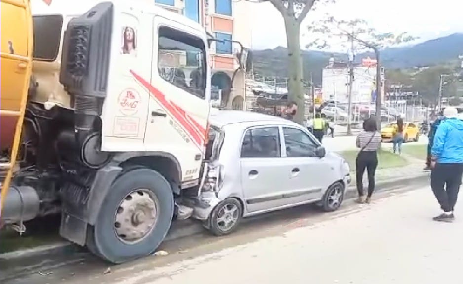 Parte del taquero se trepó sobre el parterre de la avenida Isidro Ayora.