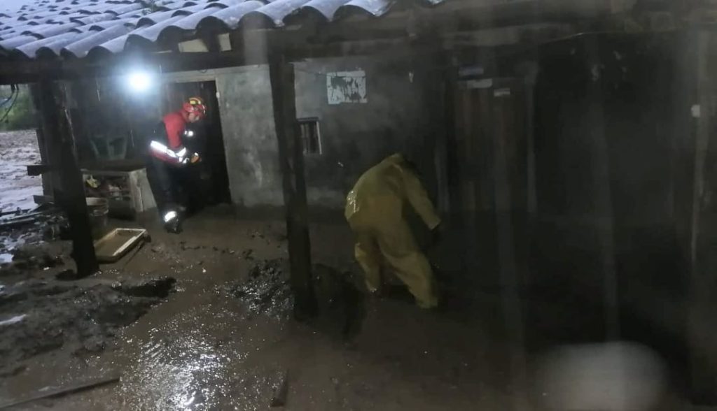 De la casa los bomberos extrajeron el agua y los bienes muebles.