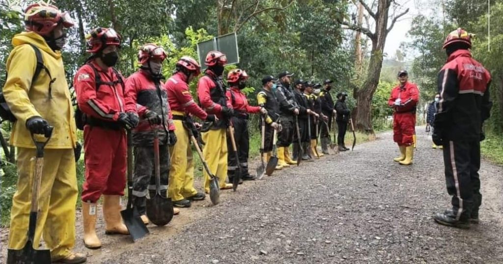 Los casacas rojas de las tres estaciones a acudieron a las emergencias.