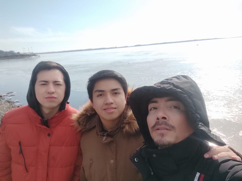 Xavier junto a sus dos compañeros, Kevin Flores y Fabricio Criollo, también ecuatorianos, con quienes llegó hasta Vinné.