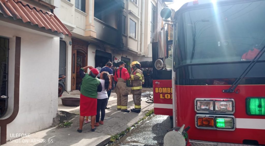 Los bomberos de las estaciones norte y centro acudieron a la emergencia.