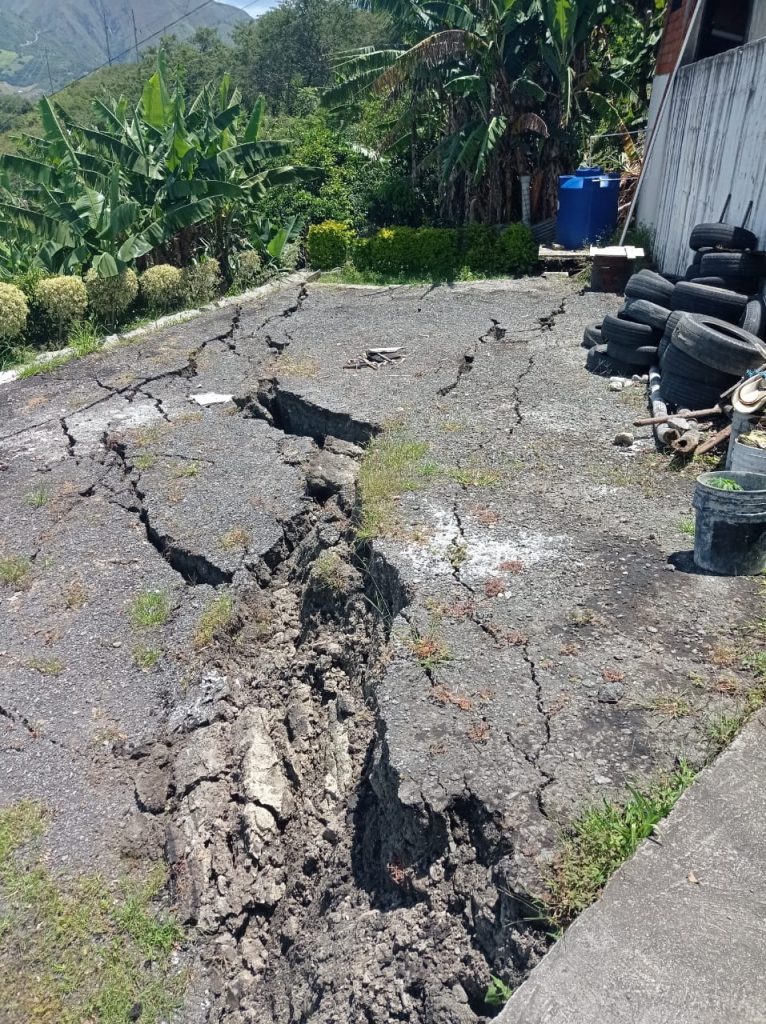 Vías, viviendas y sembríos se han visto afectados.
