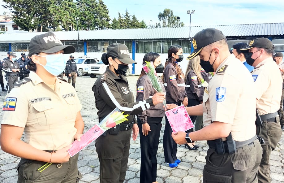 Una flor y una tarjeta se entregaron a la mujer uniformada.