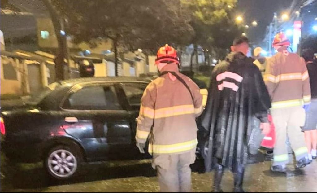 Los bomberos asistieron al herido.