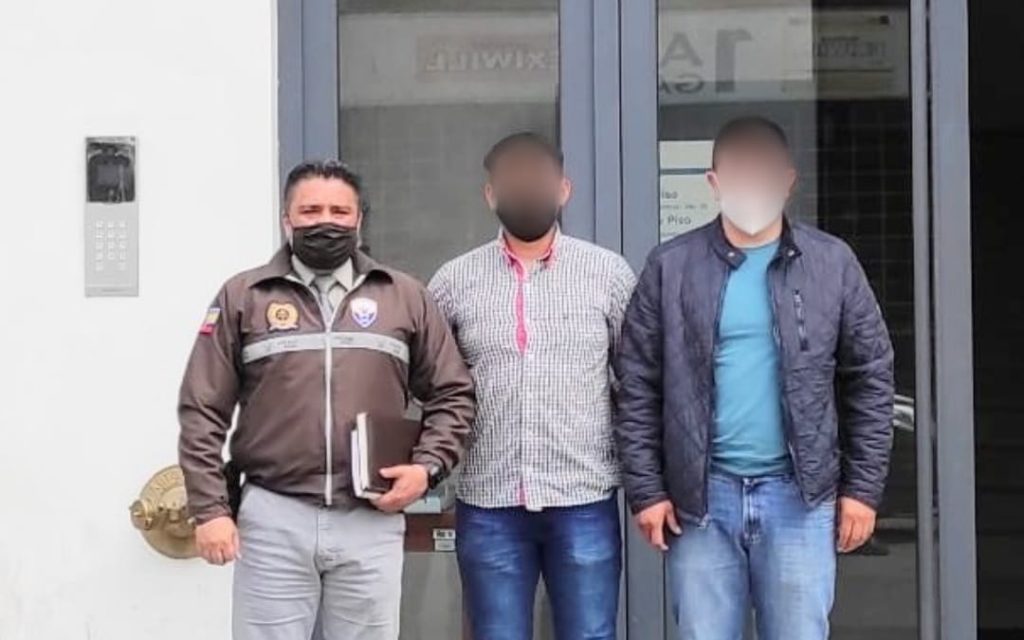 Luis Morocho Romero (izq.) asesor jurídico de la Policía de Loja defendió a los uniformados agraviados.