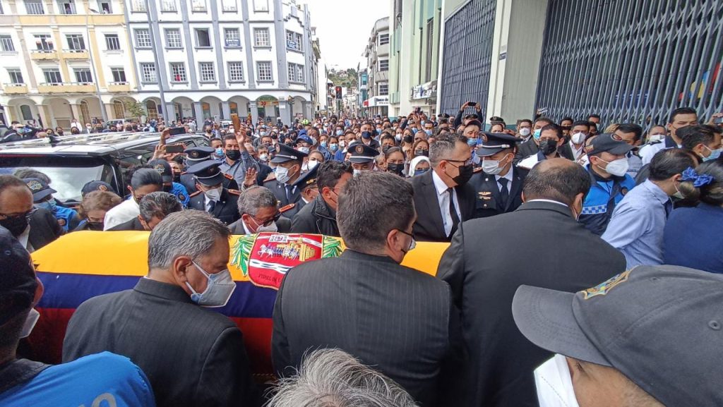 Momentos en que el féretro con los restos mortales de Jorge Bailón Abad, arriba a las instalaciones del Municipio de Loja.