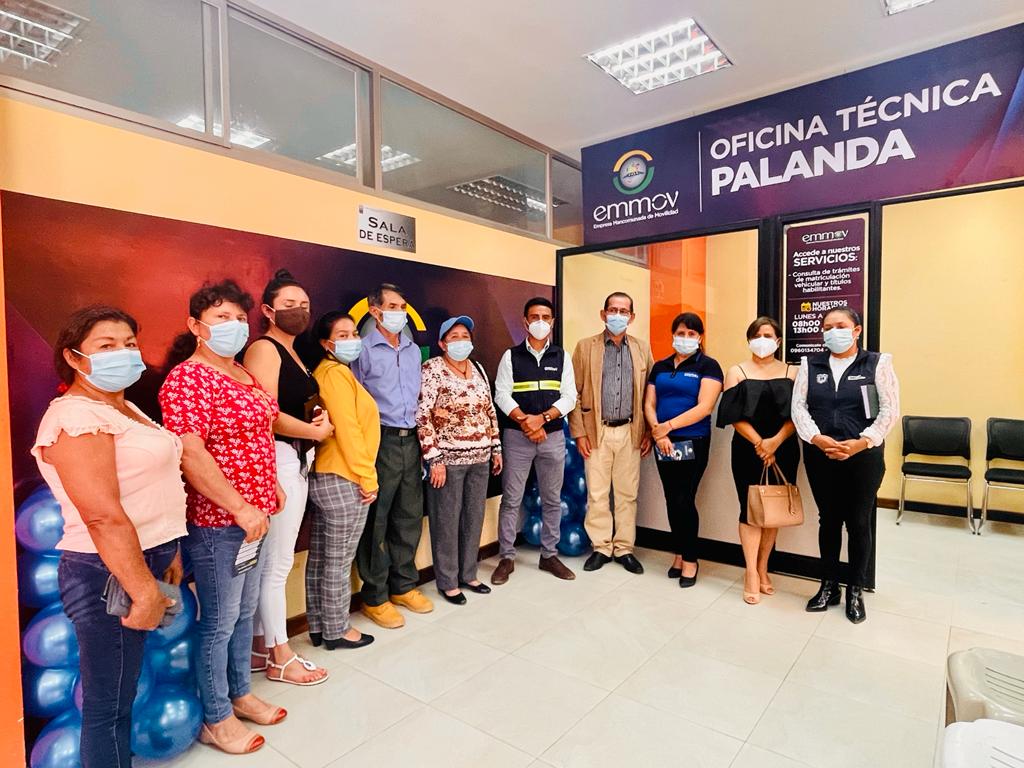 Autoridades y ciudadanía durante la inauguración de la oficina en Palanda.