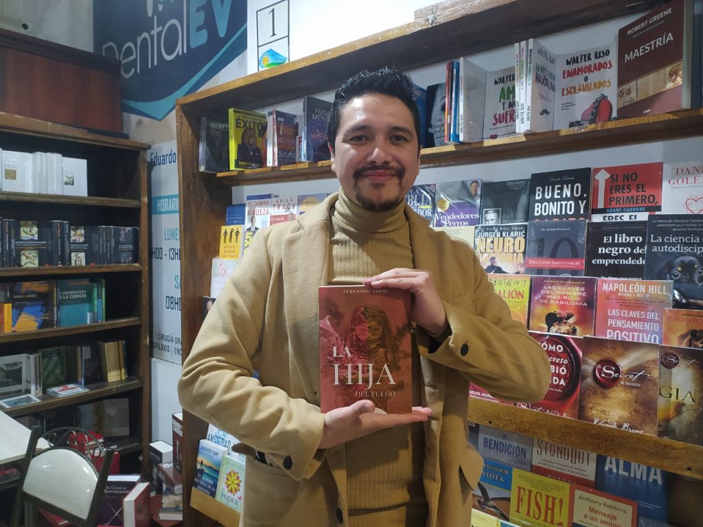 Fernando Jaros muestra un ejemplar de ‘La hija del fuego’.