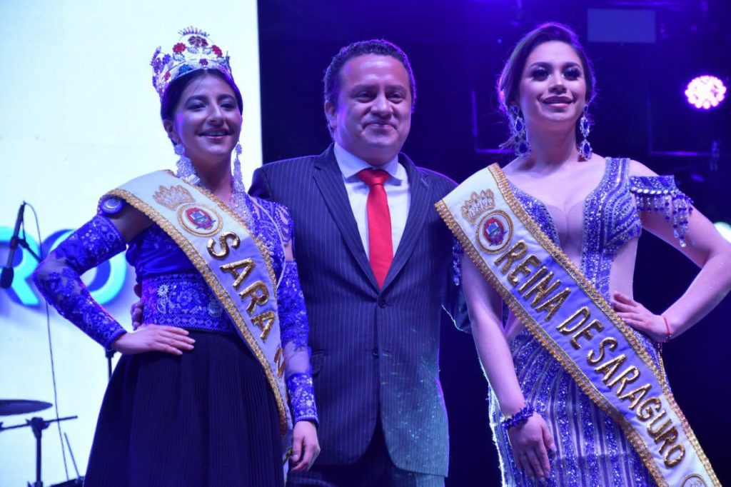 Las nuevas representantes de la belleza de Saraguro junto al alcalde, Andrés Muñoz.