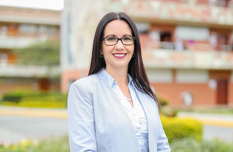 María Beatriz Eguiguren Riofrío obtuvo el mérito de Mujer Destacada en las Ciencias por parte de la Cecim-Loja.