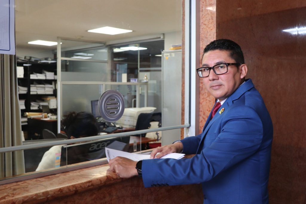 Momentos en que Diego Esparza Aguirre presenta el proyecto reformatorio.