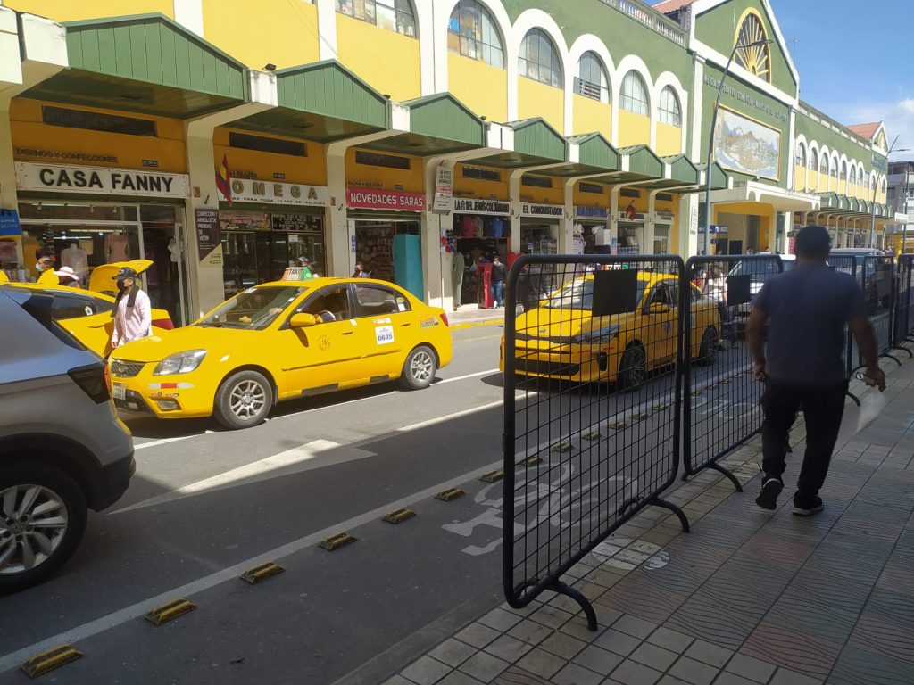 Las vallas metálicas ubicadas en la acera de la calle 18 de Noviembre se están retirando poco a poco.