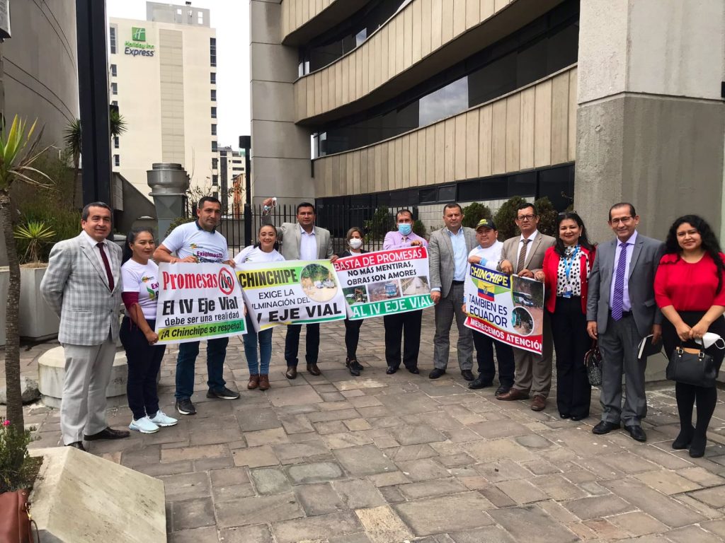 Autoridades y ciudadanos de Zamora Chinchipe llegaron a Quito para exigir que se dé el aval. (Foto: Café Radio)