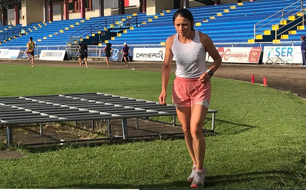 Andrea Calderón se prepara en el estadio Reina del Cisne.