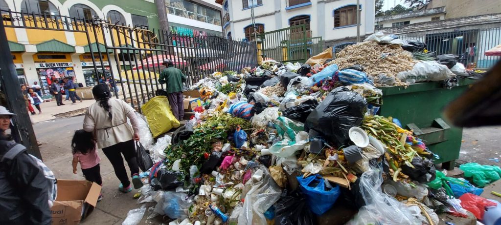 En el mercado Centro Comercial hubo acumulación de residuos en los contenedores.