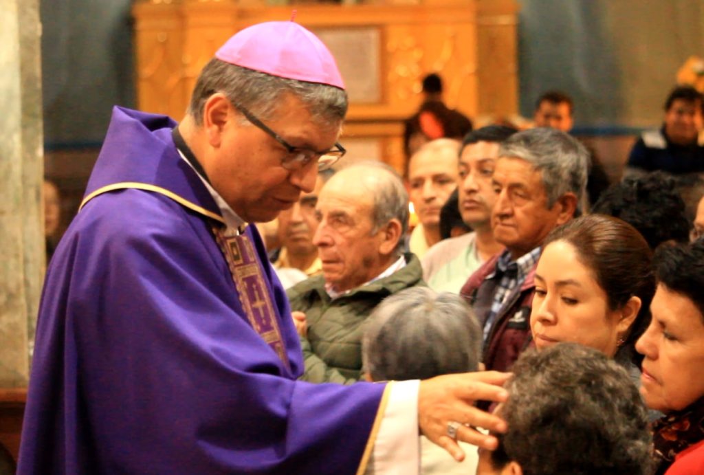 Los católicos hoy acuden a los templos para recibir la ceniza en la frente.