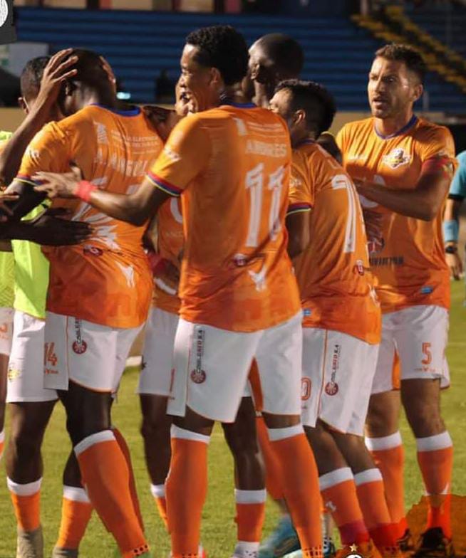 El buen marco de público que asistió al Estadio Reina del Cisne disfrutó de un encuentro atractivo.