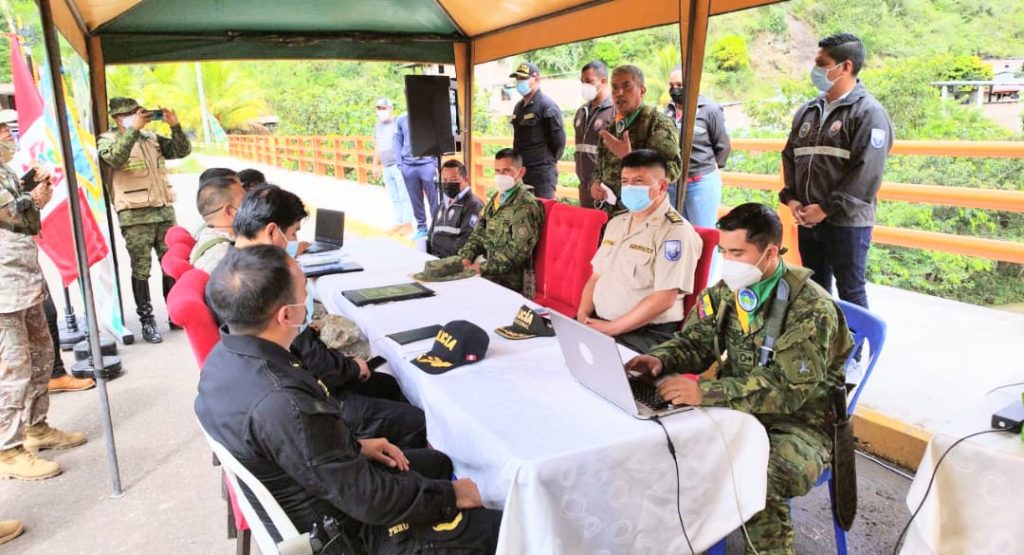 Los comandantes se reunieron ayer en la línea de frontera.