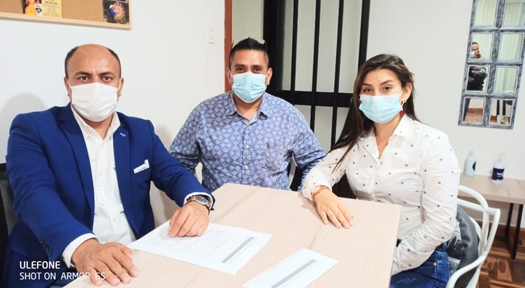 Édison Santín Guerrero (izq.), Jimmy J. Ch. y Karol R. M. reprochan el accionar de quienes trabajan en ese centro terapéutico.