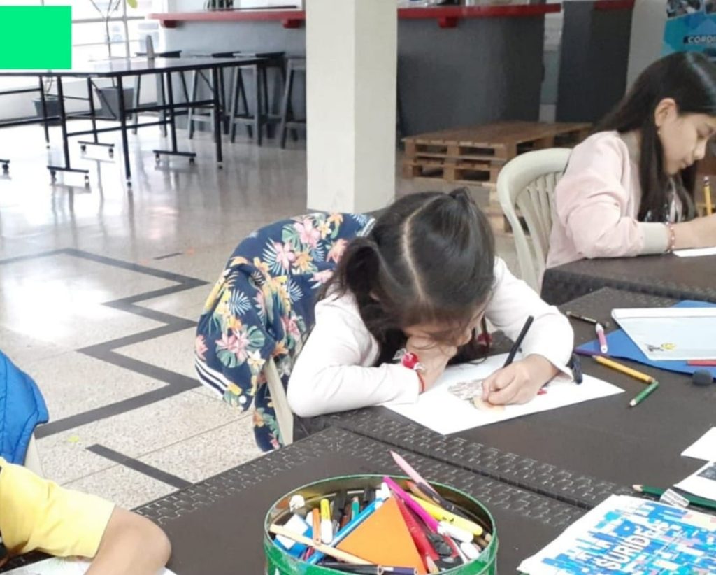 Luis Guillermo Vélez tiene una amplia experiencia capacitando a niños en el área de dibujo y pintura.