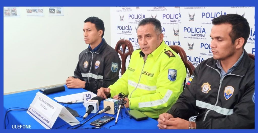 Diego Eras Quirola (izq.), Fernando Vaca Moncayo y Maycol García Romero, oficiales de Policía Nacional.