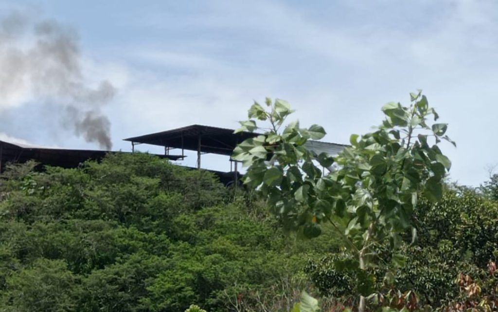 La columna de humo asustó a los moradores.