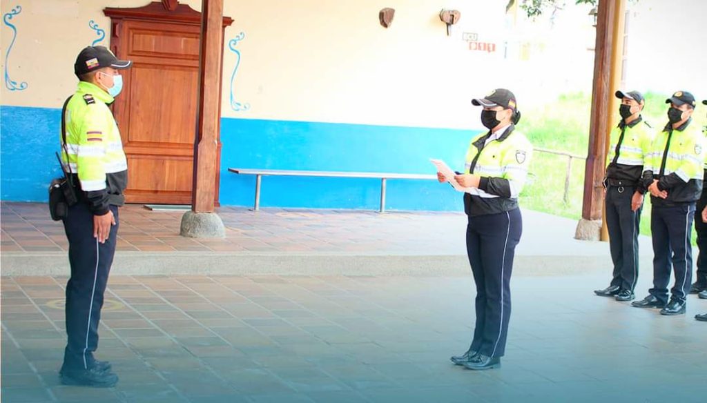 Víctor Pauta Romero está por cumplir nueve años como agente civil de tránsito.