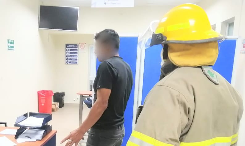 Los bomberos llevaron al herido a una casa de salud.