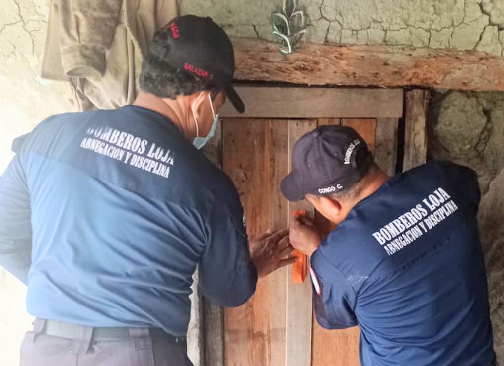 A los casacas rojas les tomó una hora fabricar esa puerta.