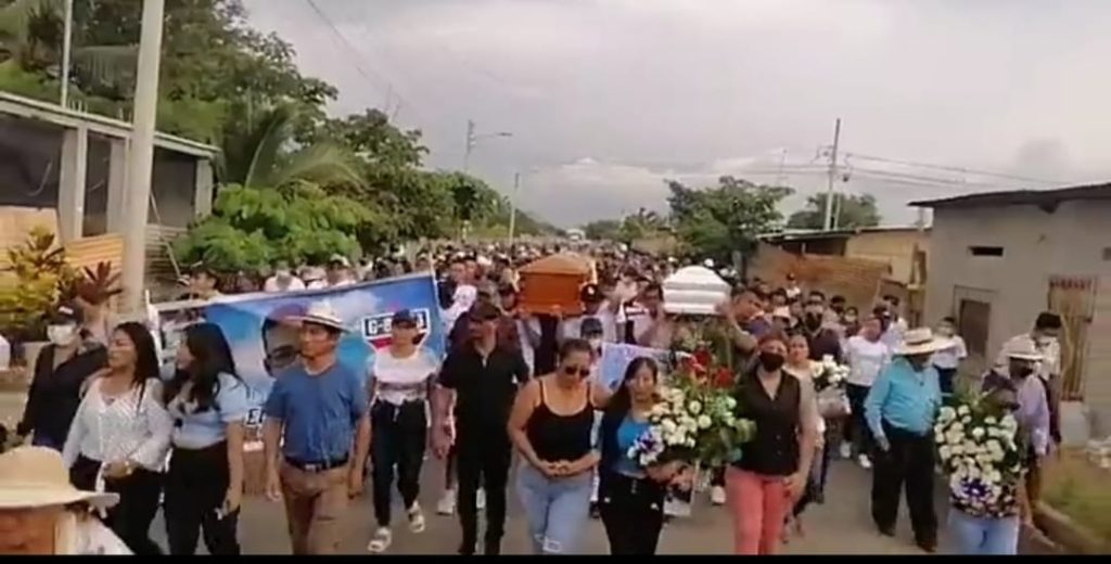 Escenas de dolor se vivieron durante el traslado de los restos mortales de las dos víctimas.